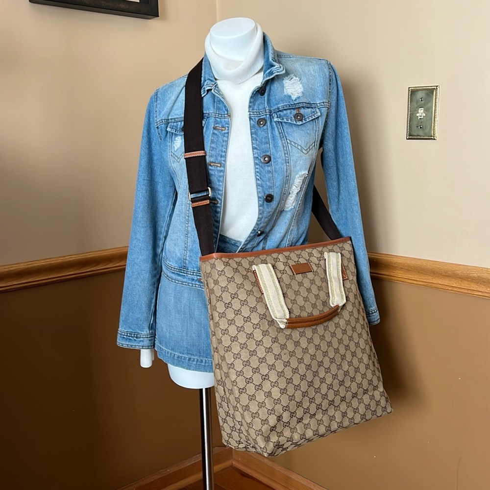 A406- 💯 % authentic Gucci crossbody bag